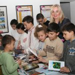 Рада Комазец, директорица „ЈЕДИНСТВА“-ПАНОРАМА уручила вредну донацију школи